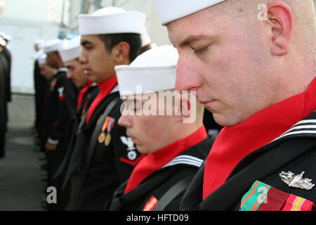 060112-N-6710M-077 Sasebo, Japan (12. Januar 2007) - Segler, die USS Patriot (MCM 7) Color Guard zugewiesen beugen ihre Köpfe für einen Augenblick des Gebets während der ShipÕs Änderung der Befehl Zeremonie. Lt. CMdR Thomas E. Shultz entlastet Lt. CMdR Richard D. Brawley als Kommandierender Offizier der vor mir bereitgestellt Gegenmaßnahmen Schiff. US Navy Foto von Masse Kommunikation Spezialist Seemann Brandon A. Myrick (freigegeben) US 060112-N-6710M-077 Marineseeleute zugewiesen, die USS Patriot (MCM 7) Color Guard beugen ihre Köpfe für einen Augenblick des Gebets während des Schiffs Änderung der Befehl Zeremonie Stockfoto