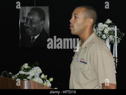 070112-N-7689D-001 Souda Bay, Kreta, Griechenland (12. Januar 2007) - Befehl Legal Officer, Lt. Brett Cook, Judge Advocate General Corps, Tuscaloosa, Alabama, fungierte als Master Of Ceremonies für Dr. Martin Luther King Jr. Gedenkveranstaltung am Naval Support Aktivität Souda-Bucht. Highlights der Zeremonie waren ein singen-Leistung, eine Biographie Lesung und eine dramatische Lesung aus der Rede "Ich habe einen Traum. Ó US Navy Foto von Frau Katie Doxakis (freigegeben), US Navy 070112-N-7689D-001 Befehl Legal Officer, Lt. Brett Cook, Judge Advocate General Corps, Tuscaloosa, Alabama, fungierte als Mas Stockfoto