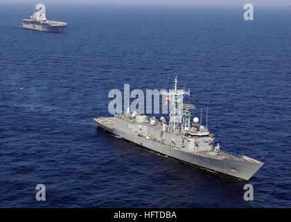 070417-N-8493H-011-Atlantik (17. April 2007)-türkische G-Klasse Fregatte TCG GaziÕantep (F 490) und amphibischen Angriff Schiff USS Nassau (LHA-4) Operationen zur Unterstützung der Phoenix Express 2007. Die zweiwöchigen Übung zur Stärkung der regionalen Partnerschaft konzentriert sich auf erhöhte maritimen Bereich Bewusstsein, bessere Information sharing Praktiken und die Fähigkeit, gemeinsam betreiben. Teilnehmer sind Algerien, Frankreich, Griechenland, Italien, Malta, Marokko, Portugal, Spanien, Tunesien, Türkei und den Vereinigten Staaten. Foto: U.S. Navy Mass Communication Specialist 1. Klasse Steven Hafen (RELEAS Stockfoto