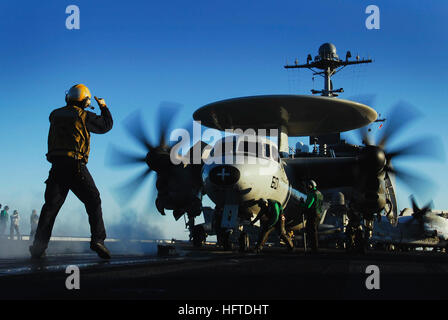 070122-N-3729H-109 Pazifik (22. Januar 2007) - ein Flugzeug Cockpit Direktor führt ein E - 2 C Hawkeye, der "goldenen Falken" Carrier Airborne frühe Warnung Squadron One One Two (VAW-112) auf einem Dampf angetrieben Katapult für den Start aus dem Flugdeck der Nimitz-Klasse-Flugzeugträger USS John C. Stennis (CVN-74) zugewiesen. Stennis führt Träger Qualifikationen (CQ) vor der Küste Süd-Kalifornien vor Richtung Westen, Kropf Sicherheit in US Central Command Tätigkeitsbereich zu helfen. Foto: U.S. Navy Mass Communication Specialist 3. Klasse Jon Hyde (freigegeben) US Navy 0 Stockfoto