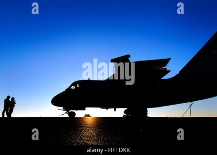 070123-N-3729H-120 Pazifik (23. Januar 2007) - führt ein Flugdeck Direktor einer S-3 b Viking der Topcats des Meeres Control Squadron drei One (VS-31) aus dem Landeplatz im Flugbetrieb auf dem Flugdeck an Bord der Flugzeugträger der Nimitz-Klasse USS John C. Stennis (CVN-74) zugeordnet. Stennis führt Träger Qualifikationen mit eingeschifften Carrier Air Wing Nine (CVW-9) aus der Küste von Südkalifornien vor dem Transit-west um Sicherheit in US Central Command Tätigkeitsbereich zu stärken. Foto: U.S. Navy Mass Communication Specialist 3. Klasse Jon Hyde (freigegeben) U.S. Stockfoto