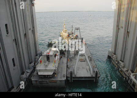 Seeleute des Amphibienbataillons 1 entladen das verbesserte Navy Lighterage System (INLS) vom MSC-Schwerlastschiff SS Cape Mohican (T-AKR 5065) für die HSOTS 2007, eine humanitäre Hilfstätigkeit. Stockfoto