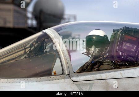 070128-N-7130B-050 Pazifik (28. Januar 2007) Ð beobachten die Handzeichen eines Flugzeug-Handlers auf dem Flugdeck der USS Ronald Reagan (CVN-76), ein Pilot, der ÒStingersÓ von Strike Fighter Squadron ein One Three (VFA-113) zugewiesen richtet sich in Startposition. Ronald Reagan Carrier Strike Group ist derzeit im Gange zur Unterstützung der Operationen im westlichen Pazifik. Foto: U.S. Navy Mass Communication Specialist 2. Klasse Aaron Belastung (freigegeben) US Navy 070128-N-7130B-050 beobachten die Handzeichen eines Flugzeug-Handlers auf dem Flugdeck der USS Ronald Reagan (CVN-76), ein pilot anvertrauen Stockfoto