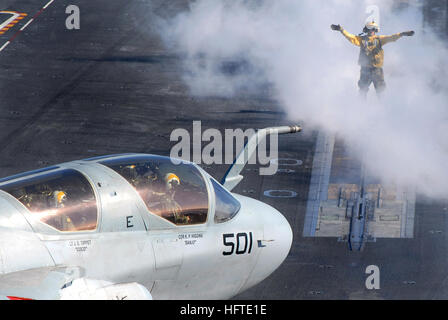 070127-N-7780S-038 Pacific Ocean (27. Januar 2007) - Flugdeck Director an Bord der Flugzeugträger der Nimitz-Klasse USS John C. Stennis (CVN-74) leitet eine EA-6 b Prowler, die "Yellowjackets" der taktischen Electronic Warfare Squadron ein drei acht (VAQ-138) zugewiesen, das Katapult aus dem Flugdeck gestartet werden. Stennis, Transite nach Veredelung Träger Qualifikationen (CQ) vor der Küste Süd-Kalifornien, west um Kropf Sicherheit in US Central Command Verantwortungsbereich zu helfen. Foto: U.S. Navy Masse Kommunikation Spezialist Seemann Lehrling Kyle Steckler (freigegeben) U.S. Navy 07 Stockfoto