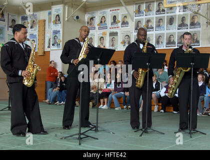 Musiker der 7th Fleet Band an Bord der USS Blue Ridge (LCC 19) treten an der Lester Middle School in Camp Lester, Okinawa, Japan auf. Die Performance beinhaltete Gruppenunterricht für Studenten im Rahmen eines regelmäßigen Hafenbesuchs durch das Kommandoschiff und das Personal der 7. Flotte. Stockfoto