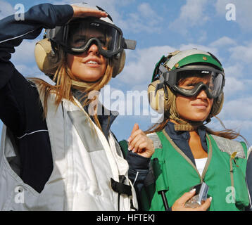 070203-N-8923M-066-Atlantik (3. Februar 2007) - Cheerleader Meghan White und Brittany Medeiros der New England Patriots Kämpfe gegen die Sonne während sie warten, bis ein Flugzeug starten vom Bug an Bord Flugzeugträger der Nimitz-Klasse USS Harry S. Truman (CVN-75). Die Cheerleader, zusammen mit fünf Spielern aus der Green Bay Packers sind die Ehrengäste für Trumans Super Bowl XLI Spektakel. Truman führt derzeit laufenden Operationen im Atlantischen Ozean. Foto: U.S. Navy Matrose Kevin T. Murray, Jr (freigegeben) US Navy 070203-N-8923M-066 Cheerleader Meghan White und Brittany M Stockfoto