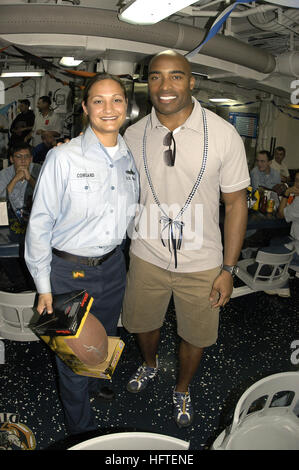 070204-N-6674H-039 Pearl Harbor, Hawaii (4. Februar 2007) - New York Giants Runningback Tiki Barber Posen mit Information Systems Techniker Karen R. Cowland. Barber, genossen ein Mitglied der National Football League Pro Bowl-Teams der Super Bowl auf den Chaos-Decks der Lenkwaffenzerstörer USS Chafee (DDG-90). Der Pro Bowl werden zum 28. Mal in Folge im Aloha Stadium in Honolulu, Hawaii ausgetragen. US Navy Foto von Masse Kommunikation Spezialist Seemann Paul D. Honnick (freigegeben) uns Marine 070204-N-6674H-039 New York Giants Runningback Tiki Barber posiert mit Informationen Systeme Techni Stockfoto