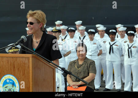 070208-N-1113S-001-Manila, Philippinen (8. Februar 2007) - US-Botschafter auf den Philippinen Kristie A. Kenney spricht während einer Zeremonie begrüßen amphibische Befehl Schiff USS Blue Ridge (LCC-19). Blue Ridge und eingeschifften 7. Flotte Personal sind auf den Philippinen im Rahmen des Projekts Freundschaft, eine humanitäre Hilfe/Community-Service-Projekt mit der Streitkräfte der Philippinen. Das Schiff soll während des gesamten Aufenthalts Aufbau von Freundschaft und Wohlwollen erzeugende Aktivitäten teilzunehmen. Foto: U.S. Navy Mass Communication Specialist 2. Klasse Matthäus Schwarz (freigegeben) U.S. Navy 070208 Stockfoto