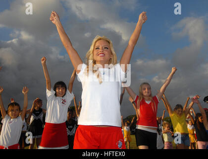 070206-N-4965F-015 Pearl Harbor, Hawaii (6. Februar 2007) - Stacie Gazonas, Pro Bowl NFL Cheerleader für die San Diego Chargers, führt eine Gruppe von militärischen Kinder durch eine Cheerleader Routine bei schnellen Feld an Bord Naval Station Pearl Harbor. Gazonas und andere Cheerleader vorgesehenen freien Jugend Cheerleader Klinik für militärische Kinder und ihre Familien während in Hawaii 2007 NFL Pro Bowl. Der Pro Bowl werden zum 28. Mal in Folge im Aloha Stadium in Honolulu, Hawaii ausgetragen. Foto: U.S. Navy Mass Communication Specialist 1. Klasse James E. Foehl (freigegeben) US Navy 070206-N-4 Stockfoto