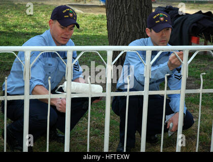 070207-N-0577G-002 Varna, Bulgarien (7. Februar 2007) - Feuer Controlman 1. Klasse David Helmer und Feuer Controlman 3. Klasse Frederick J. Romero, zugewiesen, USS The Sullivans (DDG-68), Farbe ein Zaun, als Teil einer Gemeinschaftsbeziehungen (COMREL) zu besuchen, einen Kindergarten in Varna, Bulgarien. Später auch die Kinder behandelt sie und ihre Kameraden in die Anzeige der traditionellen bulgarischen Gesang und Tanz. Die Sullivans, ein Zerstörer der Arleigh-Burke-Klasse Gridley in Mayport, Florida, nach vorn bereitgestellt wurde in der 6. Flotte Verantwortungsbereich seit Ende November. Foto: U.S. Navy Masse Kommunikation Specialis Stockfoto