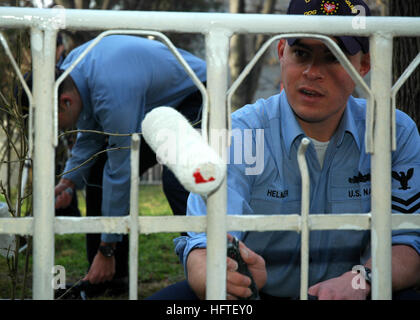 070207-N-0577G-003-Varna, Bulgarien (7. Februar 2007) - Feuer Controlman 1. Klasse David Helmer, zugewiesen, USS The Sullivans (DDG-68), malt einen Zaun als Teil einer Gemeinschaft, die RelationÕs einen Kindergarten in Varna, Bulgarien zu besuchen. Später auch die Kinder behandelt ihn und seine Kameraden in die Anzeige der traditionellen bulgarischen Gesang und Tanz. Die Sullivans, ein Zerstörer der Arleigh-Burke-Klasse Gridley in Mayport, Florida, nach vorn bereitgestellt wurde in der 6. Flotte Verantwortungsbereich seit Ende November. Foto: U.S. Navy Mass Communication Specialist 1. Klasse Brian Goyak (freigegeben) US Navy 070207-N-0577G-0 Stockfoto