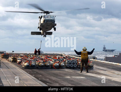 070208-N-7571S-004-Atlantik (8. Februar 2007) - ein Seemann lenkt ein MH-60 Seahawk, die "Ladegeräte" Hubschrauber Combat Support Squadron zwei SIX (HSC-26), während ein Vertical Replenishment (VETREP) mit Flugzeugträger der Nimitz-Klasse USS Harry Truman (CVN-75) zugewiesen. Truman ist gerade Qualifikationen als Bestandteil der Flotte Reaktionsplan pflegen. Foto: U.S. Navy Mass Communication Specialist 3. Klasse Jonathan Snyder (freigegeben) US Navy 070208-N-7571S-004 A Sailor lenkt ein MH-60 s Seahawk, zugeordnet der Ladegeräte der Hubschrauber Combat Support Squadron zwei sechs (HSC-26), während ein Verti Stockfoto