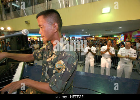 070213-N-1113S-007-Cebu, Philippinen (13. Februar 2007) - drei Mitglieder der US 7. Flotte Band zu jubeln, da eine philippinische zentrale Befehl Bandmitglied die Tastatur in Cebu SM City Mall spielt. Beide Bands spielten eine Mischung aus Rock, Jazz und Disco Stücke in der MallÕs-Food-Court, umgeben von Hunderten von Zuschauern. USS Blue Ridge (LCC-19) und eingeschifften US 7. Flotte Mitarbeiter sind auf den Philippinen im Rahmen des Projekts Freundschaft, eine humanitäre Hilfe/Community-Service-Projekt mit der Streitkräfte der Philippinen. Während ihres Aufenthalts, den ShipÕs ca. 1.000 Besatzung und Personal, entlang wit Stockfoto