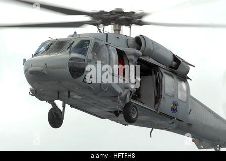 070214-N-2959L-059-Pazifik (14. Februar 2007) - zugewiesen einen MH-60 Seahawk Hubschrauber der "Insel der Ritter" der Hubschrauber Meer bekämpfen Geschwader zwei fünf (HSC-25) schwebt über dem Flugdeck der Nimitz-Klasse-Flugzeugträger USS Ronald Reagan (CVN-76). Die Insel Ritter unterstützte Reagan in eine auf Belastung von mehr als 100 Paletten Lieferungen während eine Auffüllung mit dem Military Sealift Command (MSC) Bekämpfung Läden Schiff USNS Niagara Falls (T-AFS-3). Ronald Reagan Carrier Strike Group wird derzeit auf einer Welle Bereitstellung zur Unterstützung der US-Militäroperationen im westlichen Pazifik. U.S Stockfoto