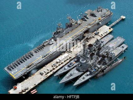 Hohen Schrägansicht, zeigen die uns Navy (USN) und japanische Maritime Self Defense Force (JMSDF) Schiffe an der Pier festgemacht und vertäut Side-by-Side, in der Hafenanlage White Beach, befindet sich in Okinawa, Japan. Im Bild von links nach rechts sind die USN-WASP-Klasse: amphibischer Angriff Schiff, USS ESSEX (LHD-2), die JMSDF HATAKAZE-Klasse: Zerstörer, SHIMAKAZE (DDG-172), die JMSDF KONGOU Klasse: Zerstörer, MYOUKOU (DDG-175), die JMSDF ASAGIRI-Klasse: Zerstörer, HAMAGIRI (DD-155) und die JMSDF HARUSHIO-Klasse: u-Boot, NATSUSHIO (SS 584). USS-Essex(LHD2) Shimakaze(DDG172) Myoko(DDG175) Hamagiri(DD155) Natsushio (S Stockfoto