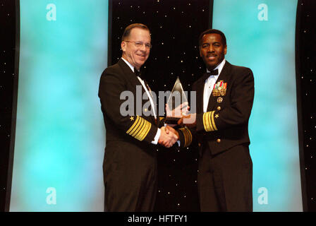 070217-N-5608F-005 Baltimore (17. Februar 2007) Ð Chief of Naval Operations (CNO) Admiral Michael Mullen, links, präsentiert die Karriere Erfolg in Government Award Joint Chiefs Of Staff Vice Director of Operations, Rear Admiral Anthony L. Winns, während 21. jährlichen schwarz Ingenieur des Jahres Awards (BEYA) Gala-Preisverleihung. BEYA herausragende Leistungen im Engineering für Regierungs- und zivilen Organisationen und ist eines der größten Vielfalt Ereignisse, zu denen die Marine jährlich gehört. Foto: U.S. Navy Mass Communication Specialist 1. Klasse Kristin Fitzsimmons (freigegeben) US Navy 070217-N-5608F-00 Stockfoto