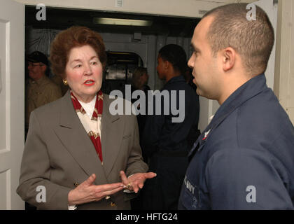 070220-N-5822P-004 Pazifik (20. Februar 2007) Ð Joyce Murtha, ShipÕs Sponsor, spricht mit Hospital Corpsman 3. Klasse Alexander R. Sanchez aus New York, in der medizinischen Abteilung des amphibischen Angriff Schiff USS Bonhomme Richard (LHD-6). Bonhomme Richard und Expeditionary Strike Group fünf befinden sich vor der Küste des südlichen Kalifornien Teilnahme in Composite Training Unit Übung (COMPTUEX) in Vorbereitung auf eine bevorstehende Bereitstellung. US Navy Foto von Masse Kommunikation Spezialist Seaman Mark Patterson II (freigegeben) US Navy 070220-N-5822P-004 Joyce Murtha, Schiff %% 5Ersquo, s Sponsor, t Stockfoto