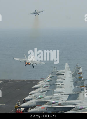 070223-N-8157C-016 Arabisches Meer (23. Februar 2007) - zwei F/A-18 C Hornets zugewiesen Death Rattlers der Marine Strike Fighter Squadron (VMFA) 323 Start aus dem Flugdeck der Nimitz-Klasse-Flugzeugträger USS John C. Stennis (CVN-74).  John C. Stennis Carrier Strike Group ist auf eine regelmäßige Bereitstellung während der Operation Enduring Freedom und Maritime Security Operations zu unterstützen. US Navy Foto von Mass Communication Specialist 1. Klasse Denny C. Cantrell (freigegeben) uns Marine 070223-N-8157C-016 zwei F-A-18 C Hornets zugewiesen die Stockfoto