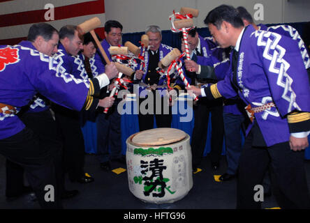 070224-N-2959L-016 SASEBO, Japan (24. Februar 2007) - Senior Führung von Ronald Reagan Carrier Strike Group und die japanische Maritime Self Defense Force (JMSDF) führen Sie eine traditionelle brechen der Taru oder Sake-Container, bei einem Empfang an Bord der USS Ronald Reagan (CVN-76) zu Ehren von dem Flugzeugträger erster Besuch in Sasebo, Japan. Ronald Reagan Carrier Strike Group ist zur Unterstützung der Operationen im westlichen Pazifik im Einsatz. Foto: U.S. Navy Mass Communication Specialist 2. Klasse Dominique Lasco (freigegeben) Marine 070224-N-2959L-016 Senior Leadership von der Ronald Stockfoto