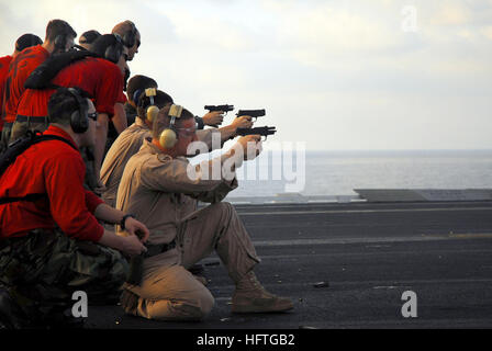 070226-N-9928E-047 Arabisches Meer (25. Februar 2007) - Segler aus Waffen Abteilung beobachten Helikopter Anti-Submarine Squadron (HS) 8 Personal während einer 9 mm Pistole Qualifikation an Bord Flugzeugträger der Nimitz-Klasse USS John C. Stennis (CVN-74). John C. Stennis Carrier Strike Group ist auf eine regelmäßige Bereitstellung zur Unterstützung der Maritime Security Operations (MSO). U.S. Navy Photo Masse Kommunikation Spezialist Seemann Leopoldo Escobosa (freigegeben) US Navy 070226-N-9928E-047 Segler aus Waffen Abteilung Hubschrauber Anti-Submarine Squadron (HS) 8 Personal bei einer 9 mm Pistole Qualific beobachten Stockfoto