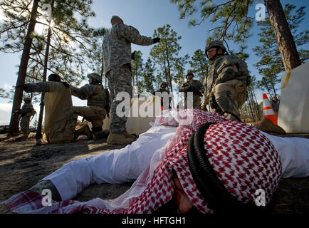 100322-N-6932B-038 COLUMBIA, SC (22. März 2010) Staff Sgt Michael Garza, Army Drill Instructor führt Matrosen durch Kontrolle der Einstiegspunkt training während des US-Navy individuelle Augmentee Combat Training Kurs in Fort Jackson, S.C. Die dreiwöchige Ausbildung soll ausstatten, ausrüsten und Segler für ihre bevorstehende Einsätze zur Ergänzung der Truppen im Irak, Afghanistan, Kuwait und am Horn von Afrika (Dschibuti) vorbereiten. (Foto: U.S. Navy Mass Communication Specialist 1. Klasse R. Jason Brunson/freigegeben) UNS Navy 100322-N-6932B-038 Staff Sgt Michael Garza, anweisen, eine Armee-Bohrmaschine Stockfoto
