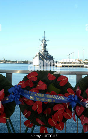 051207-N-6775N-080 Pearl Harbor, Hawaii (7. Dezember 2005) – sitzt stillgelegte Schlachtschiff der Iowa-Klasse USS Missouri (BB-63) ankern neben Ford Island während der 64. Gedenken an den 7. Dezember 1941 Angriff auf Pearl Harbor, Hawaii. Die Zeremonie, die Bemerkungen von Keynote-Speaker Mullen enthalten, wird jährlich an diejenigen ehren, die während der japanischen Überraschungsangriff auf Pearl Harbor serviert. US Navy Foto vom Fotografen Mate 2. Klasse Justin P. Nesbitt (freigegeben) U.S. Navy 051207-N-6775N-080 stillgelegte Schlachtschiff der Iowa-Klasse USS Missouri (BB-63) sitzt neben Ford Island Durin festgemacht Stockfoto