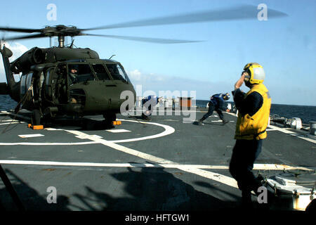 070306-N-4953E-009 SEA OF JAPAN (6. März 2007) - Landing Signal eingetragen (LSE) BoatswainÕs Mate 2. Klasse Albert Sebastian lenkt den Keil und Kette Männer Weg von einem UH-60 Blackhawk, ArmyÕs 78. Aviation Battalion, nach Sicherung des Hubschraubers auf dem Deck der Lenkwaffenzerstörer USS Stethem (DDG-63) zugewiesen. Stethem Deck Landung Qualifikation (Nutzerprozesse) durchgeführt und eine erfolgreiche bilaterale Übung mit der japanischen Self Defense Maritime Force im westlichen Pazifik vor kurzem abgeschlossen. Foto: U.S. Navy Ensign Danny Ewing Jr. (freigegeben) US Navy 070306-N-4953E-009 Landing Signal Stockfoto