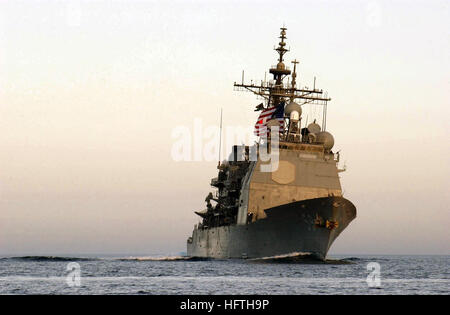 Steuerbord Bogen Blick auf die uns Navy (USN) TICONDEROGA-Klasse: Guided Missile Cruiser (Federführung), USS PRINCETON (CG-59), im Gange während der Durchführung einer Mission Kampfunterstützung während der Operation IRAQI FREEDOM. USS Princeton (CG-59) im Gange für OIF 2003 Stockfoto