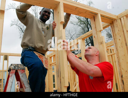 070315-N-2903M-002 ATLANTA, GA (15. März 2007) - Master Chief MachinistÕs Mate Calvin Watson und Elektroniker / 1. Klasse James McCartney Build Wand Rahmen in einem neuen Haus als Freiwillige für Habitat for Humanity. Das Projekt ist eine der vielen anderen RelationÕs Veranstaltungen in Atlanta Navy Woche passiert. Atlanta-Marine-Woche ist eine der 26 Marine Wochen quer durch Amerika in 2007 geplant. Marine Wochen sollen Amerikaner zeigen die Investition, die Sie haben in ihrer Marine und Sensibilisierung in den Städten, die keine bedeutende Navy Präsenz verfügen. Foto: U.S. Navy Mass Communication Specialist Stockfoto