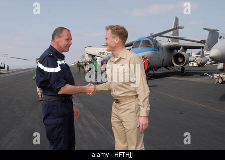 Die USS John C. Stennis (CVN 74) ist Gastgeber von Koalitionsoperationen im Arabischen Meer und arbeitet mit dem französischen Flugzeugträger FNS Charles de Gaulle (R 91) zusammen, um die maritimen Sicherheitseinsätze zu unterstützen. Stockfoto