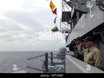 070318-N-3659B-575 PHILIPPINENSEE (18. März 2007) - Kommandant, Zerstörer Geschwader (DESRON) 7, Captain Michael M. Gilday, rechts, und Kommandierender Offizier der USS Ronald Reagan (CVN-76), Kapitän Terry B. Kraft Render vorbei ehrt Japan Maritime Self Defense Force (JMSDF) Schiff JS Myoko (DDG-175) während eines Durchgangs in Beitrag Zeremonie. Ronald Reagan Carrier Strike Group, mit eingeschifften Carrier Air Wing (CVW) 14, wird zur Unterstützung von Operationen im Bereich der 7. Flotte der Verantwortung bereitgestellt. Foto: U.S. Navy Mass Communication Specialist 2. Klasse Joseph M. Buliavac (freigegeben) US Navy 070318-N-3659B-575 Komma Stockfoto