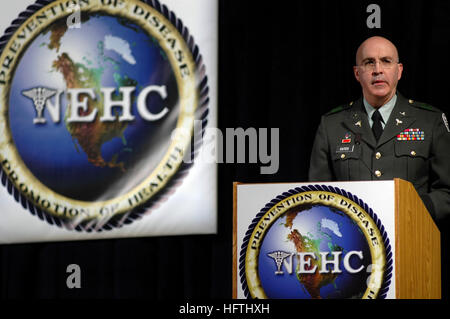 070319-N-4515N-033 HAMPTON, Virginia (19. März 2007) - Major General Mike Caites, Kommandeur der Armee-Zentrum für Gesundheitsförderung und Präventivmedizin, spricht bei der 46. jährliche Marine Arbeits- und präventive Medizin-Konferenz im Kongresszentrum Hampton Straßen. Das Thema dieser Konferenz YearÕs war öffentliche Gesundheit in einer Globalize Welt, eine Veranstaltung, die von der Marine Environmental Health Center gesponsert. Foto: U.S. Navy Masse Kommunikation Spezialist Seemann Lehrling Joshua Adam Nuzzo (freigegeben) US Navy 070319-N-4515N-033 Major General Mike Caites, Kommandeur der Armee-Zentrum für Gesundheit-P Stockfoto