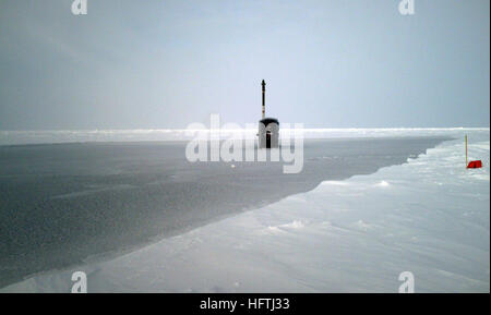 070316-N-7179R-001 PRUDHOE BAY-DEADHORSE, Alaska (16. März 2007) - Royal Navy u-Boot HMS Tireless (S88) Oberflächen im arktischen Eis. Unermüdlich ist die Teilnahme an der ICEX-07 mit der Los-Angeles-Klasse schnell angreifen, u-Boot USS Alexandria (SSN-757) und die angewandte Physik Labor Ice Station (APLIS). Foto: U.S. Navy Lt. Erik Reynolds (freigegeben) US Navy 070316-N-7179R-001 Royal Navy u-Boot HMS Tireless (S88) Oberflächen im arktischen Eis Stockfoto