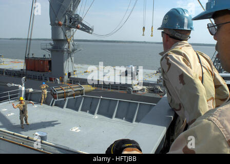 070424-N-4515N-032 YORKTOWN, Virginia (24. April 2007) - Lagerhalter 2. Klasse Rey Decastro, ganz rechts und der Bootsmann Mate 2. Klasse Ryan Hanke, zentrieren, einen Port zu betreiben und Kran um Ladung auf einem simulierten Schiff als Teil einer Ausrüstung Einarbeitung training Übung am Cheatham Anhang laden zu bleiben. Marine Expeditionary Logistik unterstützen Gruppe Portgruppe Foxtrott durchgeführt Einsatzvorbereitenden Ausbildung für Segler, immer bereit, nach Kuwait zur Unterstützung der globalen Krieg gegen den Terrorismus eingesetzt werden. US Navy Foto von Masse Kommunikation Spezialist Seemann Lehrling Joshua Adam Nuzzo (freigegeben) US Navy 070424-N-4 Stockfoto