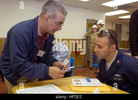 070327-N-0426B-044 NORFOLK, Virginia (27. März 2007) - Eddy Medina, senior Recruiter für c.w. Bill Young Department of Defense Marrow Donor Program erklärt ein Matrose an Bord amphibious Transport Dock USS Nashville (LPD 13) wie man richtig wischen Sie ihn auf die Wange und legen Sie seine Tupfer in einem Paket zu Testzwecken Knochenmark an das Labor senden. Die Proben werden an das c.w. Bill Young Department of Defense Knochenmark Zentrum Labor gesandt, in der National Marrow Donor Programm Registry gesetzt werden. Es gibt mehr als 400.000 DOD Personal aus allen Bereichen des Dienstes und ihre Familien registriert, möglich Stockfoto