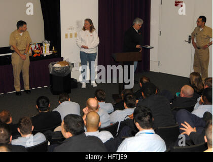 Seeleute an Bord des U-Bootes USS Honolulu (SSN 718) nehmen an einem Alkoholtraining teil, das von Müttern gegen Trunkene Fahrer (MADD) präsentiert wird. In der Sitzung werden die Risiken des Alkohol- und Drogenkonsums sowie die Folgen von Fahrstörungen diskutiert. Stockfoto