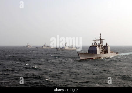 070327-N-7130B-139 SEA OF JAPAN, (27. März 2007) Ð A Formation der Schiffe setzt sich aus Mitgliedern von Ronald Reagan Carrier Strike Group und der Republik Korea Navy Dampf in Bildung in Verbindung mit Übung Rezeption, Inszenierung, vorwärts Bewegung und Integration/Fohlen Adler (RSOI/FE) 2007. Die Übung zeigt das US-Engagement für das Bündnis ROK/U.S. und verbessert die Kampfbereitschaft der ROK und US Kräfte durch kombinierte und gemeinsame Ausbildung zu unterstützen. Foto: U.S. Navy Mass Communication Specialist 2. Klasse Aaron Belastung (freigegeben) US Navy 070327-N-7130B-139 A Bildung von Schiffen com Stockfoto