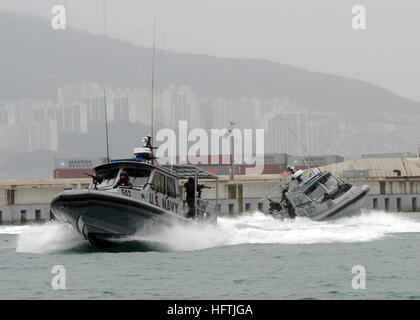 070327-N-7027P-102 BUSAN, Südkorea (27. März 2007) - Einheiten von Naval Coastal Warfare Squadron (NCWS) 33 Verhalten Trainingsbetrieb im Hafen von Busan, während Übung Empfangs, Inszenierung, vorwärts Bewegung und Integration/Fohlen Adler 2007 (RSO & ich / FE-07). RSO & ich ist eine jährlichen kombiniertes Übung zeigen lösen zur Unterstützung der Republik von Korea (ROK) gegen Aggression nach außen verbessern, dass US-ROK Interoperabilität kombiniert. Strategische, operative und taktische Aspekte militärischer Operationen auf der koreanischen Halbinsel im Vordergrund. Foto: U.S. Navy Masse Stockfoto