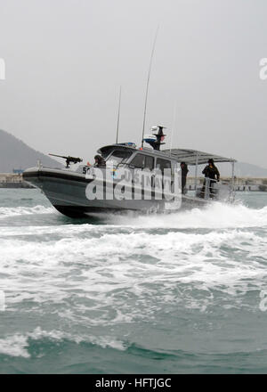 070327-N-7027P-119 BUSAN, Südkorea (27. März 2007) - Einheiten von Naval Coastal Warfare Squadron (NCWS) 33 Verhalten Trainingsbetrieb im Hafen von Busan, während Übung Empfangs, Inszenierung, vorwärts Bewegung und Integration/Fohlen Adler 2007 (RSO & ich / FE-07). RSO & ich ist eine jährlichen kombiniertes Übung zeigen lösen zur Unterstützung der Republik von Korea (ROK) gegen Aggression nach außen verbessern, dass US-ROK Interoperabilität kombiniert. Strategische, operative und taktische Aspekte militärischer Operationen auf der koreanischen Halbinsel im Vordergrund. Foto: U.S. Navy Masse Stockfoto