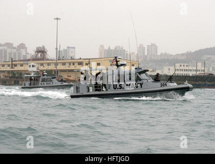 070327-N-7027P-195 BUSAN, Südkorea (27. März 2007) - Einheiten von Naval Coastal Warfare Squadron (NCWS) 33 Verhalten Trainingsbetrieb im Hafen von Busan, während Übung Empfangs, Inszenierung, vorwärts Bewegung und Integration/Fohlen Adler 2007 (RSO & ich / FE-07). RSO & ich ist eine jährlichen kombiniertes Übung zeigen lösen zur Unterstützung der Republik von Korea (ROK) gegen Aggression nach außen verbessern, dass US-ROK Interoperabilität kombiniert. Strategische, operative und taktische Aspekte militärischer Operationen auf der koreanischen Halbinsel im Vordergrund. Foto: U.S. Navy Masse Stockfoto