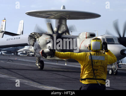 070327-N-8446A-001 Persischen Golf (27. März 2007) Ð A Flugzeug Direktor bewegt sich ein E - 2 C Hawkeye, nach der Landung auf dem Flugdeck der Flugzeugträger der Nimitz-Klasse USS Dwight D. Eisenhower (CVN-69), die "Tigertails" der Carrier Airborne frühen Warning Squadron (VAW) 125, zugewiesen. Eisenhower Carrier Strike Group und Carrier Air Wing (CVW) 7 führen eine Dual-Carrier-Übung mit John C. Stennis Carrier Strike Group und Carrier Air Wing (CVW) 9. Dies ist das erste Mal die Stennis und Eisenhower Streik Gruppen zusammen in einer gemeinsamen Übung während 5. Flotte betrieben haben. Diese Übung Stockfoto