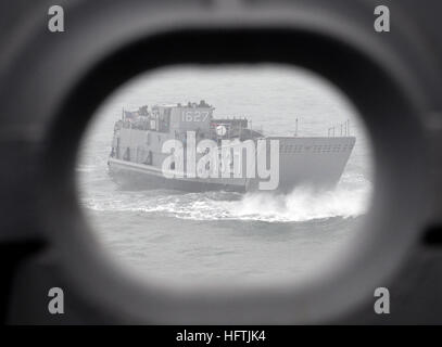 070328-N-4010S-027 SOUTH CHINA SEA (28. März 2007) - Landing Craft Utility (LCU) 1627 trägt Republik Korea und US-Marines auf das gut-Deck des amphibischen Angriff Schiff USS Essex (LHD-2) durch Seegang während der Übung Fohlen Adler 2007. Fohlen Adler ist eine geplante Verbindung/gemeinsame Übung jährlich mit Truppen aus den Vereinigten Staaten und der Republik Korea. Die Übung zeigt ein Engagement für die ROK-US-Allianz und Kampfbereitschaft durch kombinierte und gemeinsamen Training verbessert. Foto: U.S. Navy Chief Masse Kommunikation Spezialist Ty Swartz (freigegeben) US Navy Stockfoto