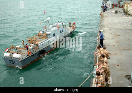 070328-6794Z-004 Persischer Golf (28. März 2007) - zieht irakische Marine Schiff P 101 neben königlichen Kräfte Auxiliary Schiff Sir Bedivere (L 3004) im Persischen Golf. Die Royal Marines schifft sich HMS Cornwall (F 99), zur Unterstützung der Maritime Security Operations (MSO). MSO dazu beitragen, die Voraussetzungen für Sicherheit und Stabilität in die Meeresumwelt sowie die Ergänzung zur Bekämpfung des Terrorismus und Sicherheitsbemühungen der regionalen Nationen. Diese Vorgänge bestreiten, dass internationale Terroristen verwenden der Meeresumwelt als Veranstaltungsort für Angriff oder Personal, Waffen oder anderem Material zu transportieren. US Navy Foto Stockfoto