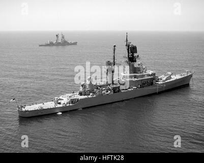 Ein Überblick über Antenne Steuerbord Viertel der Lenkwaffen-Kreuzer USS HALSEY (CG-23) verankert vor der Küste von Süd-Kalifornien.  Der Lenkwaffenzerstörer USS DECATUR (DDG-31) ist im Hintergrund sichtbar. USS Halsey (CG-23) 1976 Stockfoto