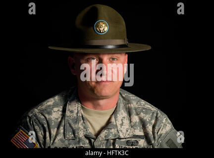 100325-N-6932B-107 FORT JACKSON, S.C (25. März 2010) Army Staff Sgt David Garland, ein Feldwebel, der Ausbildung des Personals des US Navy individuelle Augmentee Combat Training Kurses in Fort Jackson, S.C. zugewiesen Garland trainiert Segler in der drei-Wochen-Kurs Einsätze im Irak, Afghanistan, Kuwait und am Horn von Afrika (Dschibuti) Ergänzung der Truppen zu übernehmen. (Foto: U.S. Navy Mass Communication Specialist 1. Klasse R. Jason Brunson/freigegeben) UNS Marine 100325-N-6932B-107 Army Staff Sgt David Garland, ein Feldwebel, der Ausbildung des Personals von der US Navy Individual zugeordnet Stockfoto