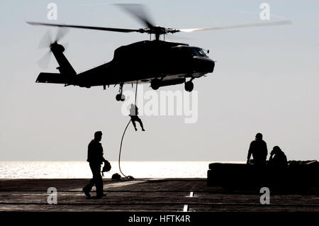 070403-N-7130B-194 SOUTH CHINA SEA (3. April 2007) - während eine Air Power Demonstration für die Besatzung der USS Ronald Reagan (CVN-76), ein SH-60F Seahawk zugewiesen, die "Black Knights" der Hubschrauber Anti-Submarine Squadron (HS) 4, schwebt während ein Mitglied des Explosive Ordnance Entsorgung Mobile Einheit (EODMU) 11, Abteilung 15, Fast-Seile zum Cockpit. Die Air Power Demonstration erfolgte durch Carrier Air Wing (CVW) 14 und vorgestellten Teilnahme von jedem der acht Staffeln, CVW-14 zugewiesen. Ronald Reagan Carrier Strike Group ist im Gange zur Unterstützung der Operationen im westlichen Pazifik. U. Stockfoto