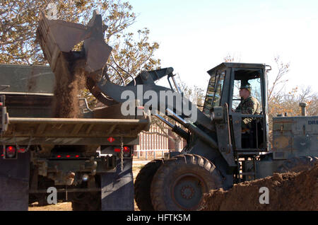 051227-N-2300P-021 Gulfport, Mississippi (27. Dezember 2005) - Equipment Operator 3. Klasse Justin Hallahan zugewiesen Naval Mobile Bau-Bataillon 7 (NMCB-7) nutzt einen Frontlader, Schmutz und Ablagerungen in der Innenstadt von Gulfport klar, Frl. NMCB-7 ist die Stadt durch den Hurrikan Katrina wiederherzustellen, die die Region im August 2005 schlug helfen. US Marine Foto von Chief Journalist Jeffrey J. Pierce (freigegeben) uns Marine-051227-N-2300P-021-Ausrüstung-Operator 3. Klasse Justin Hallahan zugewiesen Naval Mobile Bau-Bataillon 7 (NMCB-7) verwendet einen Frontlader, um Schmutz und Ablagerungen in der Innenstadt zu löschen Stockfoto