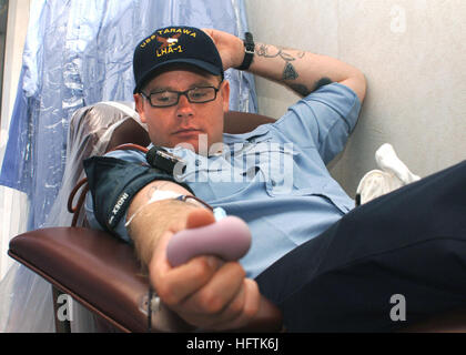 070403-N-2259V-003 SAN DIEGO (3. April 2007) Ð A Sailor Uhren während er Blut an Bord der amphibischen Angriff spendet Schiff USS Tarawa (LHA-1). Navy Marine Corps von San Diego Blut Spenderzentrum statt eine Blutspendeaktion auf Tarawa am Dienstag, um für ihre Patienten und Truppen bereitzustellen über Meere. Foto: U.S. Navy Masse Kommunikation Spezialist Petty Officer Second Class Elena Velazquez (freigegeben) US Navy 070403-N-2259V-003 A Seemann sieht, während er Blut auf amphibischer Angriff Schiff USS Tarawa (LHA-1 spendet) Stockfoto