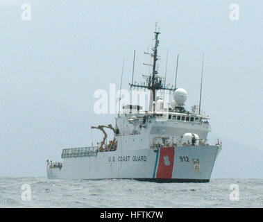 070404-N-7434C-007 MINDELO, Kapverden (4. April 2007) - U.S. Coast Guard Schiff Legare (WMEC 912) und dem kapverdischen Küstenwache Schiff Tainha (P. 262) Transit zusammen während eines Besuchs, Board, Durchsuchung und Beschlagnahme Bohrers vor der Küste Midelo, Kap Verde. Legare befindet sich auf einer viermonatigen Bereitstellung nach Afrika, mit maritimen Einarbeitung in die afrikanischen und portugiesischen Marine und Küstenwache zu unterstützen. Legare hilft auch, maritime Sicherheit und Entwicklung von Partnerschaften in der Region zu verbessern. Foto: U.S. Navy Mass Communication Specialist 2. Klasse Michael Campbell (freigegeben) USCGC Legare (WMEC 912) Stockfoto