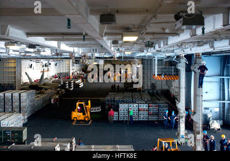 070405-N-9712C-001 SOUTH CHINA SEA (5. April 2007) - im Hangar des Flugzeugträgers USS Ronald Reagan (CVN-76) Bucht füllt sich mit Bomben, Raketen und Kleinwaffen Munition als Luftfahrt-Ordnancemen und Deck Abteilung Arbeit zur Vorbereitung der Munition auszulagern. Ronald Reagan Carrier Strike Group (CSG) läuft im Pazifischen Ozean auf einer Welle Bereitstellung zur Unterstützung der US-Militäroperationen im westlichen Pazifik.  Foto: U.S. Navy Mass Communication Specialist 2. Klasse John s. Curtis (freigegeben) uns Marine 070405-N-9712C-001 im Hangar des Flugzeugträgers USS Ronald Reagan (CVN-76) Bucht Stockfoto